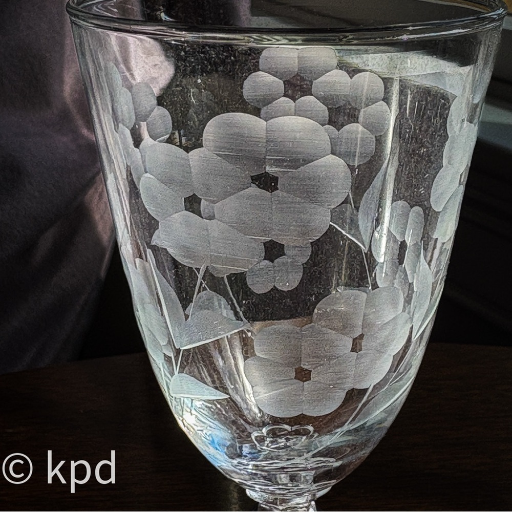 Vintage Etched Floral Wine Glasses – Pair of 2 Elegant 1950s Crystal Goblets, - Picture 10 of 10